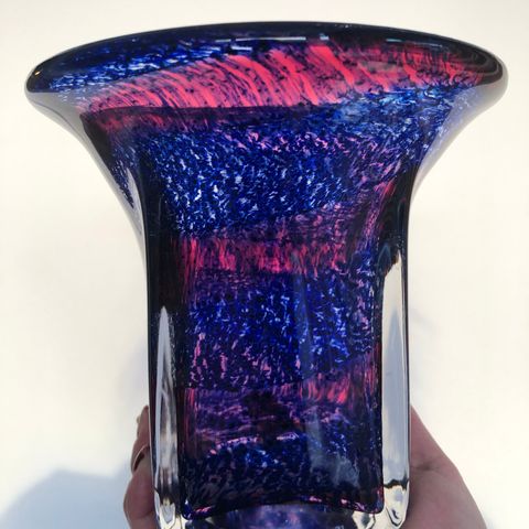 Vakker, tung  Magnor (?) kunstglass vase