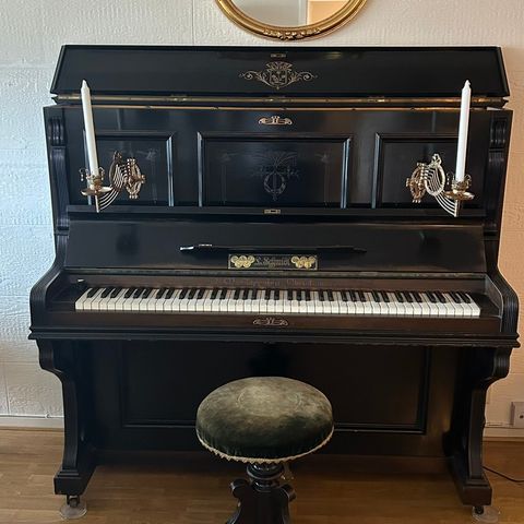 Flott antikt piano