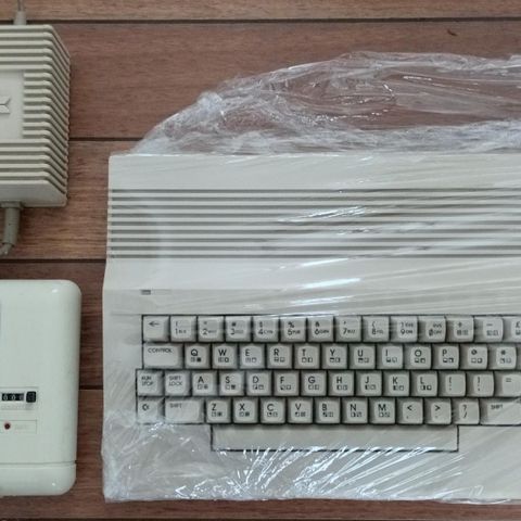 Commodore C64C C64 + kassettspiller og strømadapter.