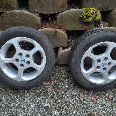 2 Nissan lettmetall felger med vinterdekk 16 x 6 1/2 - 205/60 R16 selges