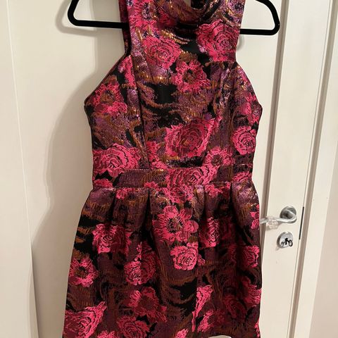 Ubrukt kort rosa metallisk kjole fra HM str 42