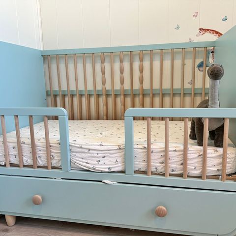 Stilig IKEA MYLLRA Baby Seng: Perfekt Blanding av Komfort og Estetisk Appell