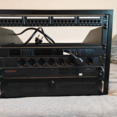 Server rack - perfekt til homelab - 10gbe - router - qnap 4 bay nas ++