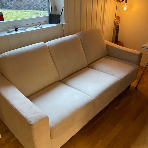 (NY pris) Fin sofa i lys beige