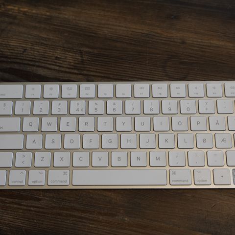 Magic keyboard med to manglende piltaster selges billig