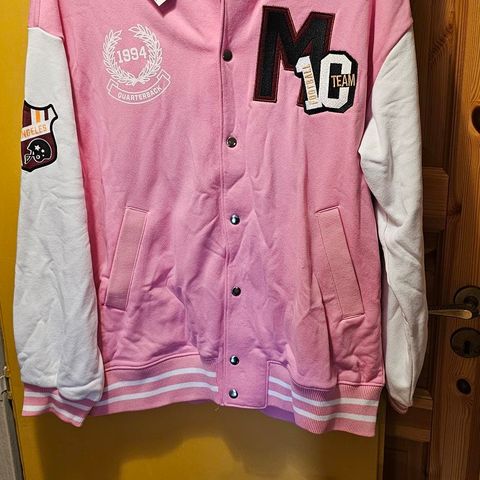 Rosa og hvit Varsity jakke fra H&M i xs