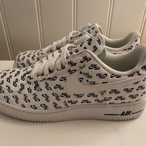 Nike Air Force 1 All Over Logo hvit (som ny)