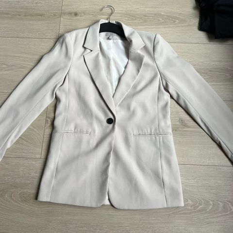 Beige blazer fra H&M