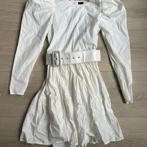 Hvit kjole fra Gina Tricot med belte