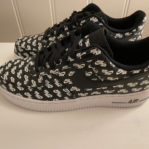Nike Air Force 1 All Over Logo Sort (som ny)