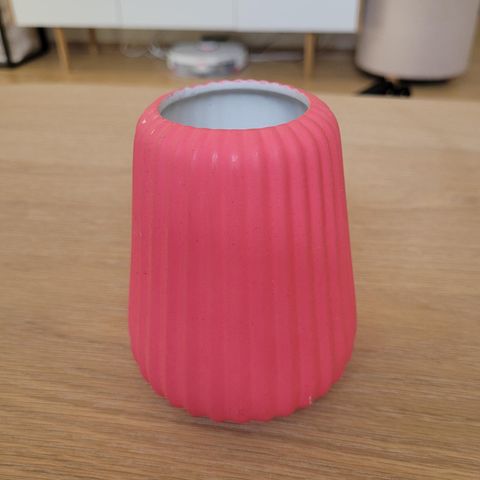 Ubrukt rosa vase (12 cm høy)