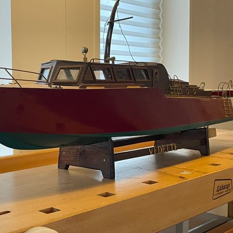 DMI Vedette. Gammel modellbåt i tre.