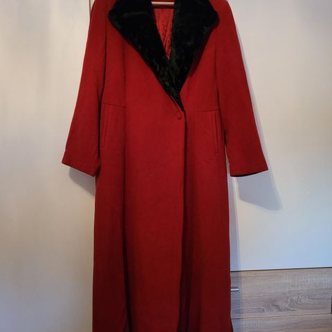 Stilig rød jakke, lang og varm