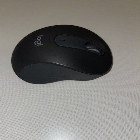 Logitech Signature M650 bluetooth Wireless Mouse