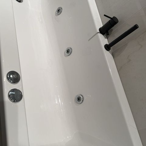 Idun 170x70 massasje badekar, boblebad med komfort pakke og sorte armaturer