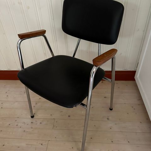 Flott stol designet av Arnstein Arneberg!