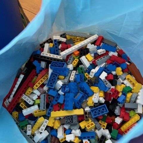 Diverse lego, inkludert instruksjonshefter