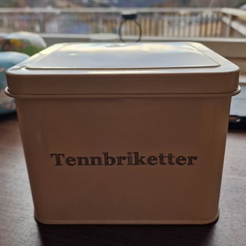 Oppbevaring tennbriketter