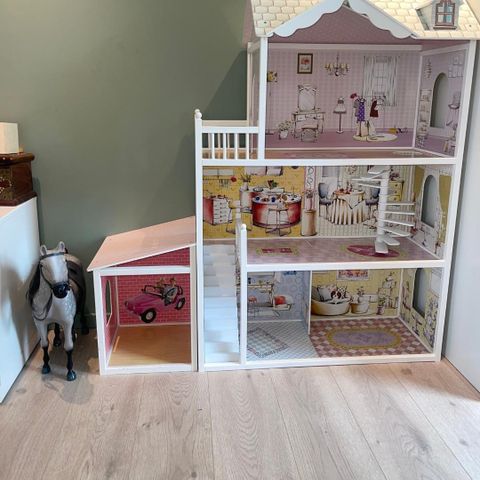 Barbie hus / dukke hus med 3 etasjer, garasje og hest