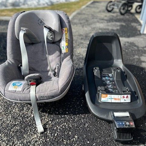 2 Maxi Cosi bilstoler (baby og småbarn) og Isofix Base