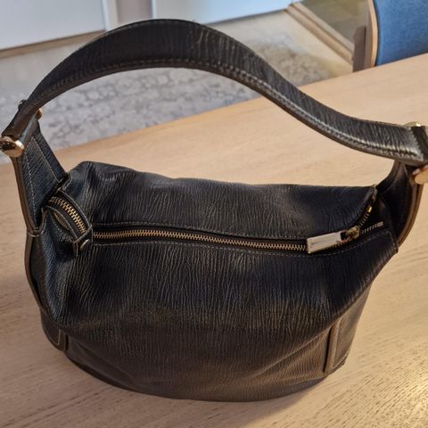 Brunsvart Furla veske