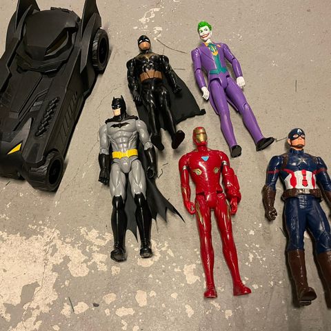 Batmobile og 5 avengers figurer