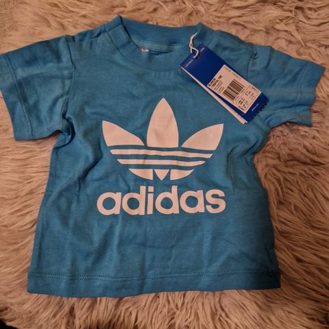 Ny Adidas t-shirt str. 74