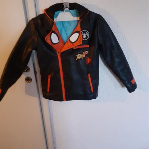 Kjempekul og unik spiderman skinnjakke til gutt, str 9/10 år