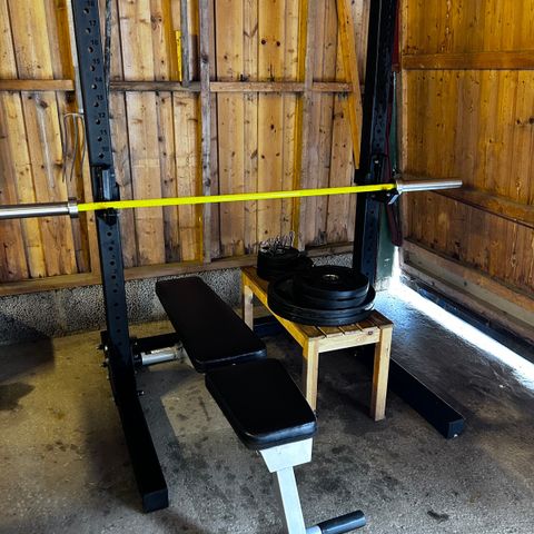 Robust squat rack med stang, benk og vekter