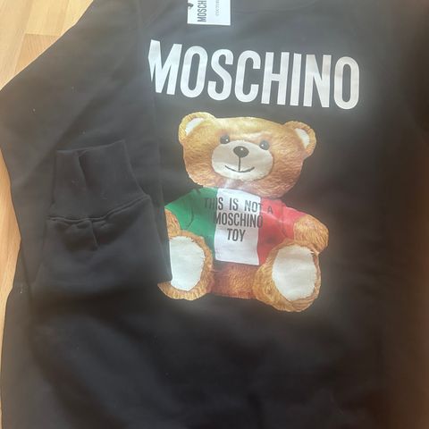 Ny Moschino genser