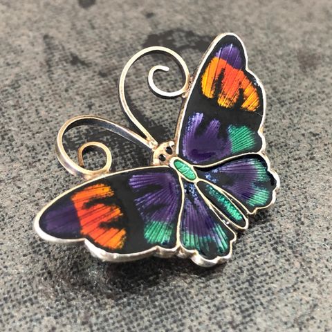Vakker sommerfugl i sølv og emalje