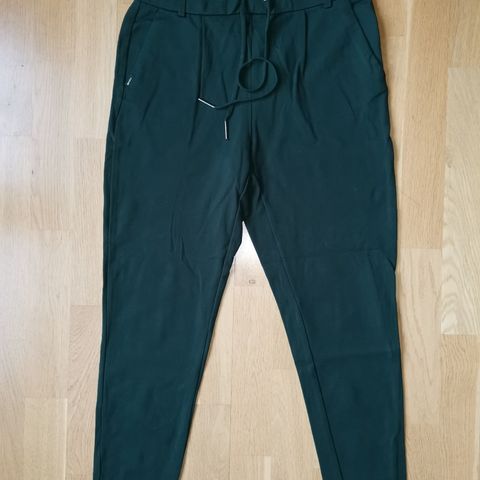 Pen grønn bukse fra Only i str M med 7/8 benlengde