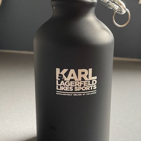 Ny drikkeflaske  svart  fra Karl Lagerfeld