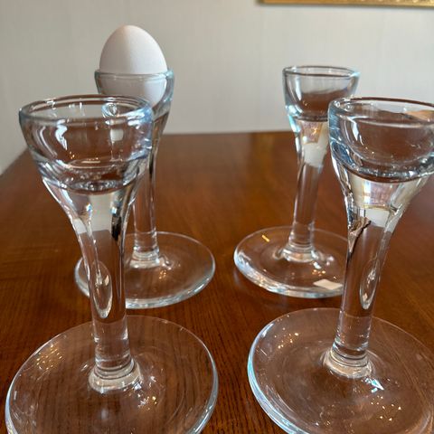 Eggeglass fra Holmegaard. Designet av Per Lütken. 4 stykk