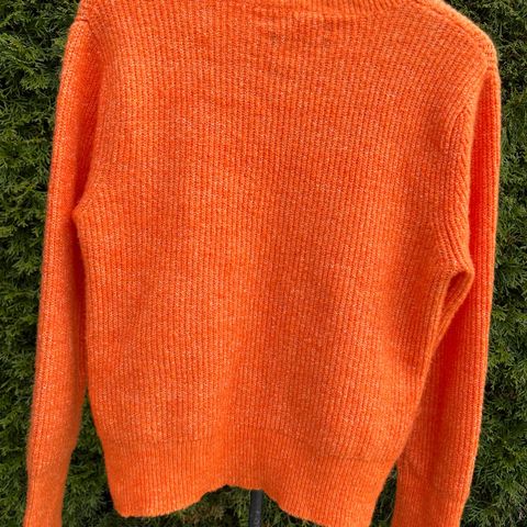 Orange strikket genser. Str. M