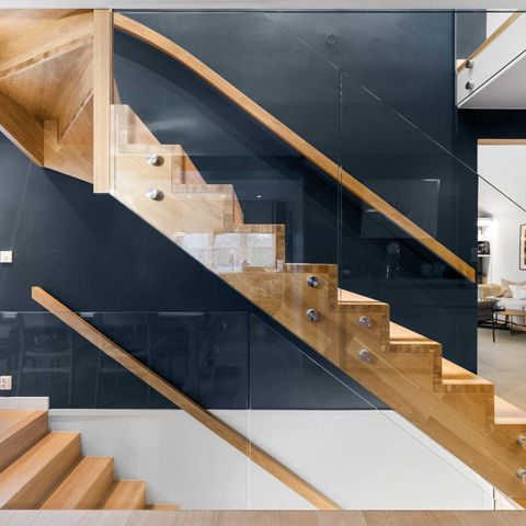 Moderne og stilren trapp med glass