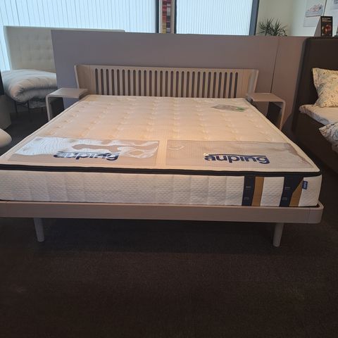 Auping Noa seng 180x210 med hel madrass