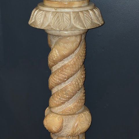 Eldre høy pidestall med vase i alabast