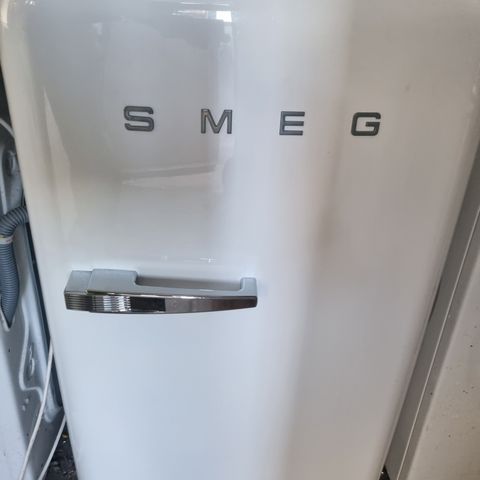 SMEG kjøleskap med liten fryseboks. GRATIS FRAKT I OSLO