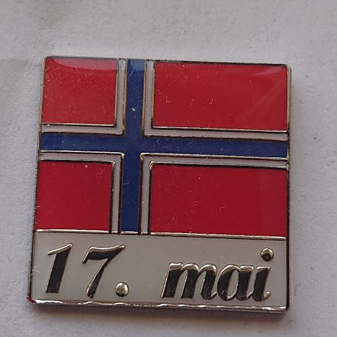 17 mai pins selges norsk flagg