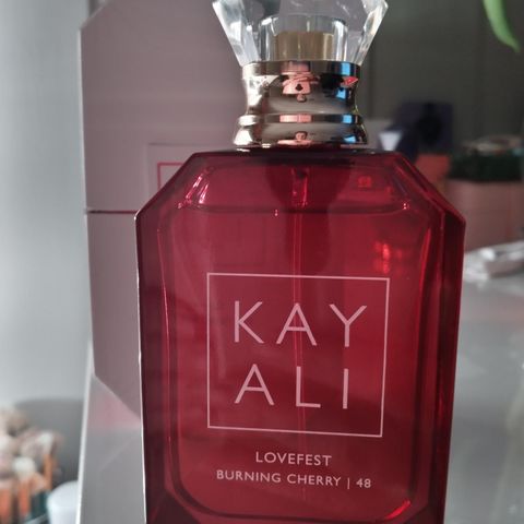 Kayali burning cherry parfymen