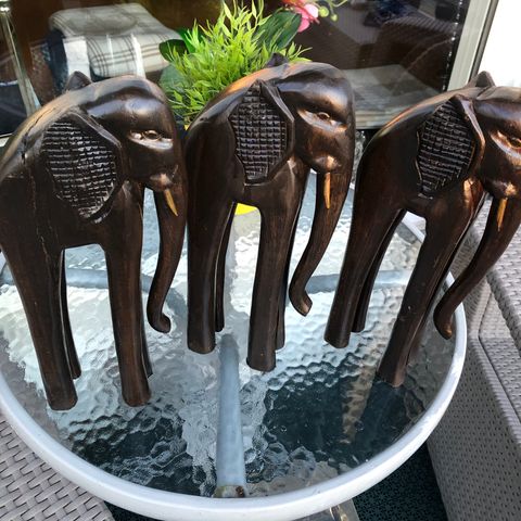 Elefantfigurer i tre Høyde 33 cm