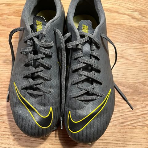 Nike fotballsko str 38,5