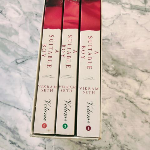 Collectors box bestseller trilogi Vikram Seth " A suitable Boy" i perfekt stand