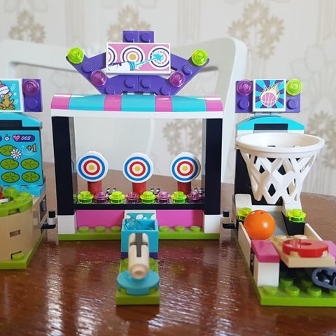 Ny pris Lego Friends Tivoli + Pølsevogn + Arkadespill