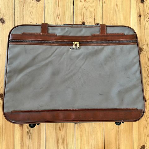 Ca 20 år gammel, godt brukt, vintage Samsonite koffert med mye bruk igjen.