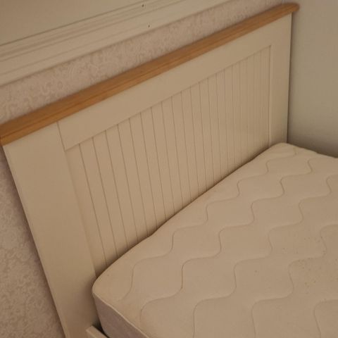 IKEA madrass og seng med sengebunn, sultan Hamnvik 80x200cm og