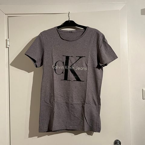 Calvin Klein t-skjorte (L)