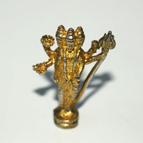 Trimurti-statuen betyr "Tre former" som er Brahma, Vishnu og Shiva.