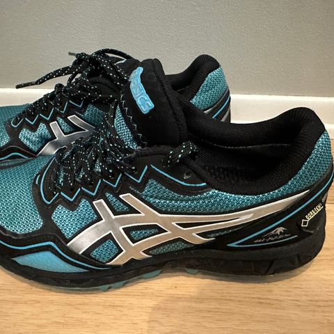 Asics piggsko str 40 (små i str)